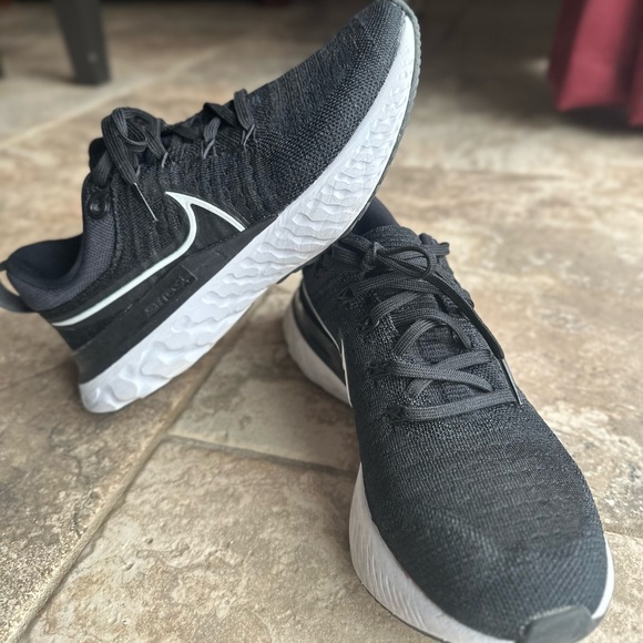 NIKE women’s running shoe (react edition) - Picture 3 of 4